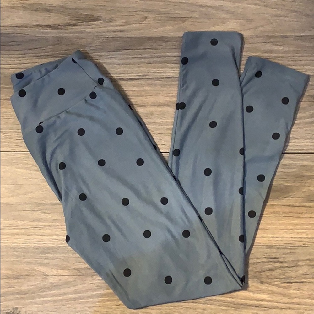 ✨{NEW} LuLaRoe Grey w/ Black Polka Dots Leggings✨